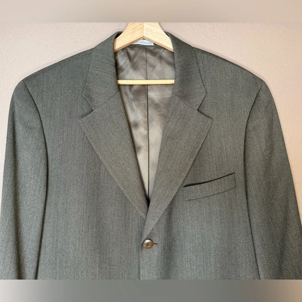 Bachrach Men's Three Button 100% Wool Classic Sports Coat Blazer Size 44T Taupe